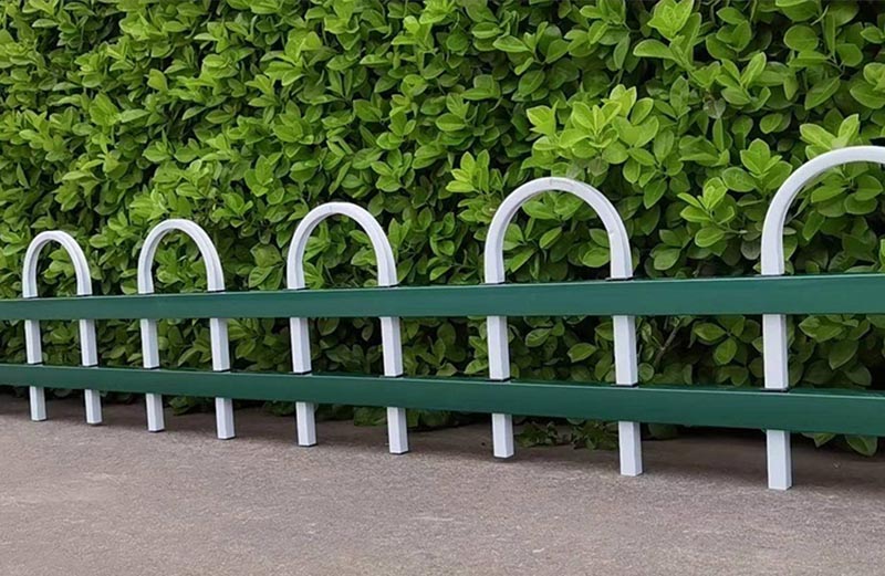 U型草坪護(hù)欄圖片