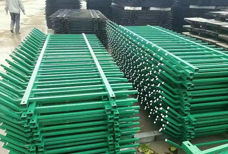 折彎鋅鋼草坪護欄圖片