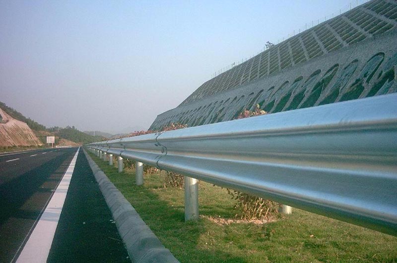 兩波護(hù)欄板圖片